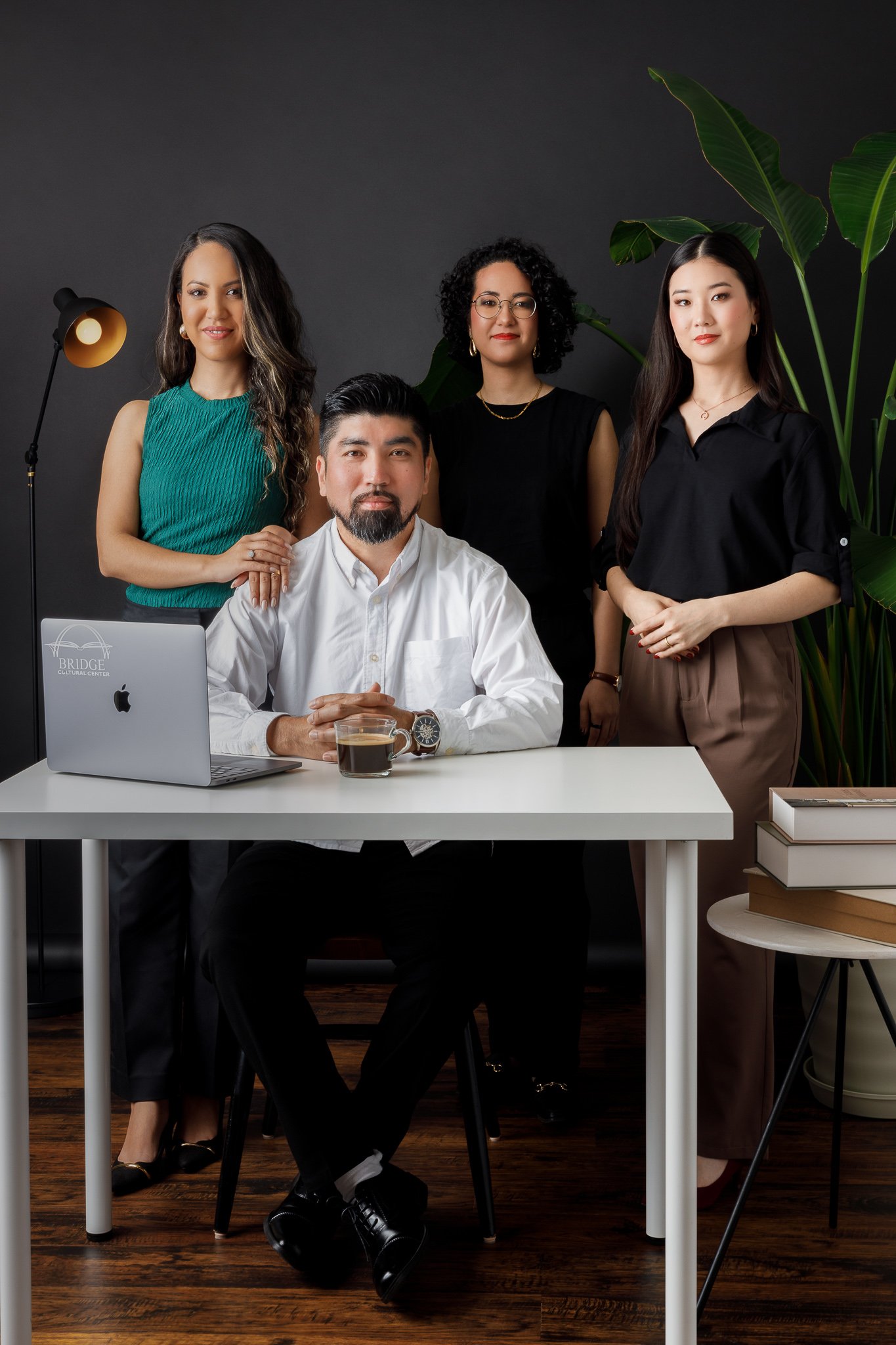 Equipe Bridge Cultural Center em ambiente de trabalho